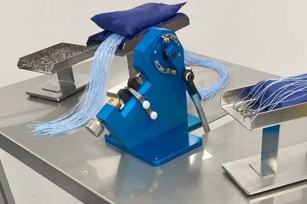 Manual drilled end needle attatching machine