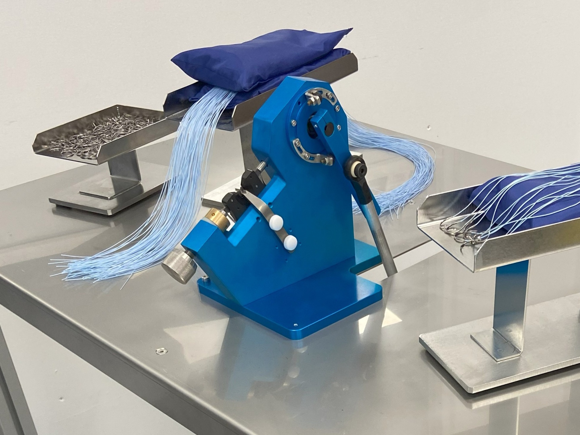 Manual drilled end needle attatching machine